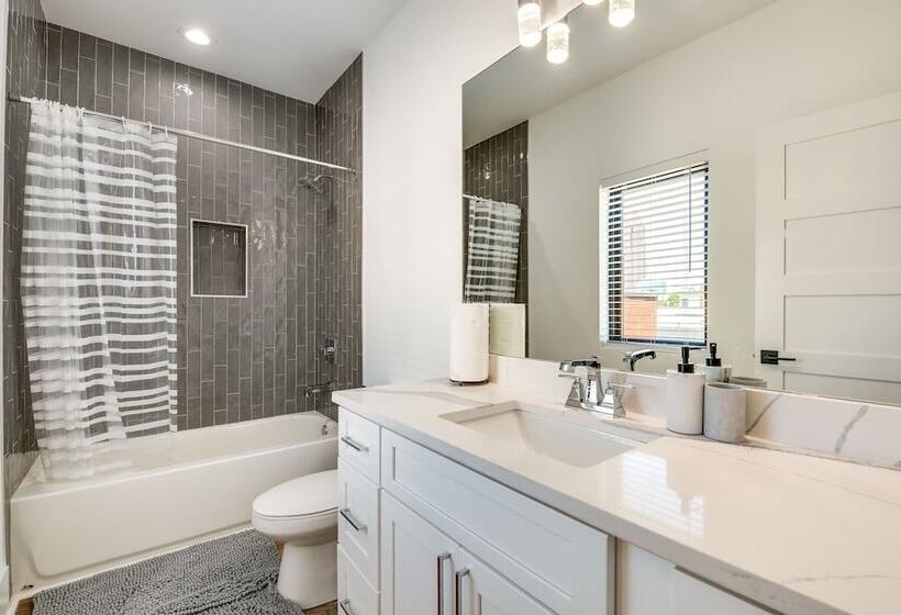 Modern Atlanta Home W/ Balcony: 2 Mi To Downtown!