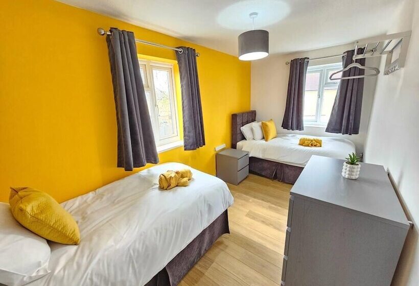 اقامتگاه Amazing 4br Near Hospital, Free Parking, Sleeps 10