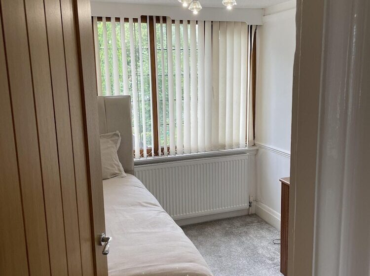 اقامتگاه Beautiful 5 Bed House In Walsall