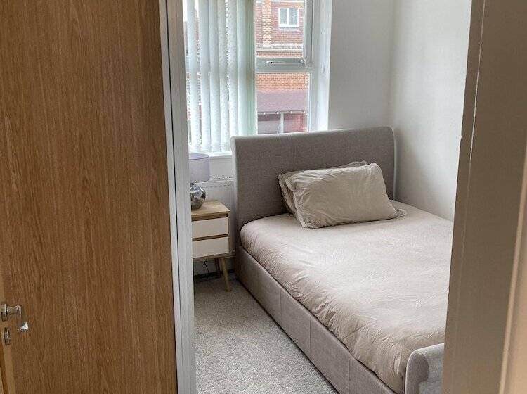 اقامتگاه Beautiful 5 Bed House In Walsall