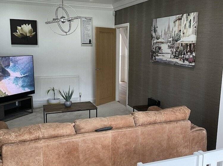 اقامتگاه Beautiful 5 Bed House In Walsall