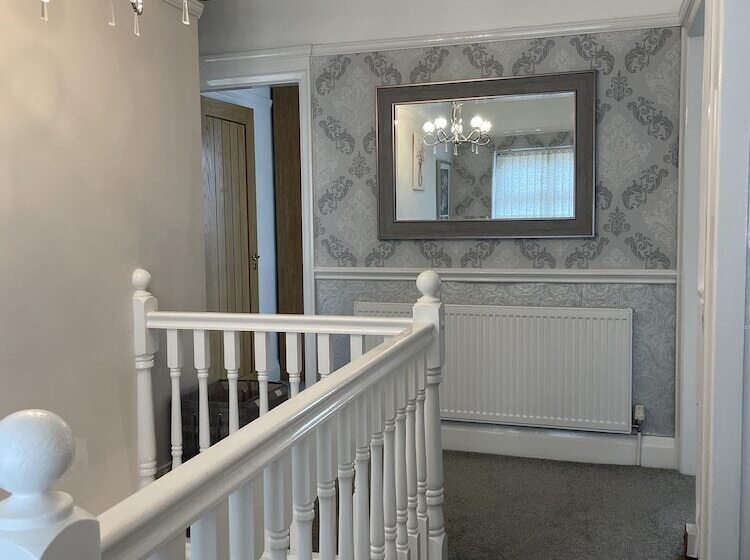 اقامتگاه Beautiful 5 Bed House In Walsall