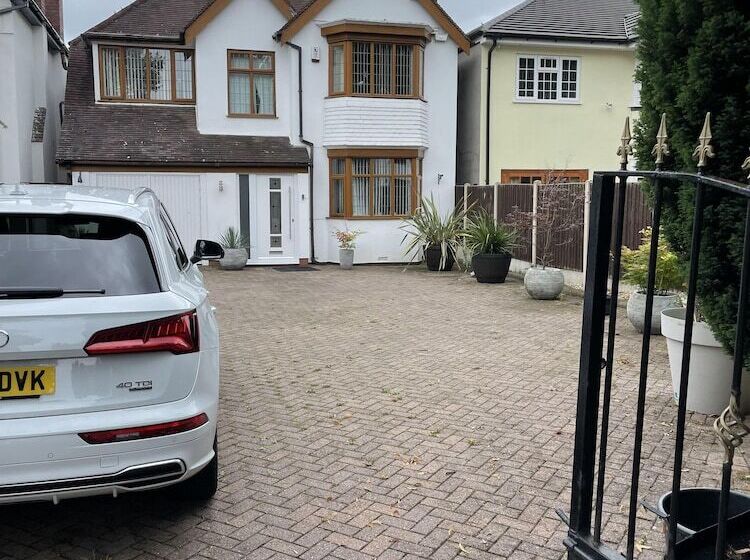 اقامتگاه Beautiful 5 Bed House In Walsall