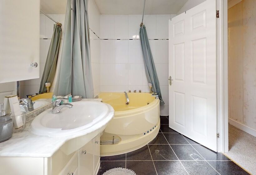 住所  Charming 5 Bed House In Grays