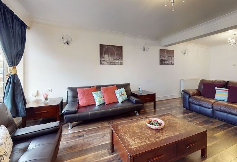 住所  Charming 5 Bed House In Grays
