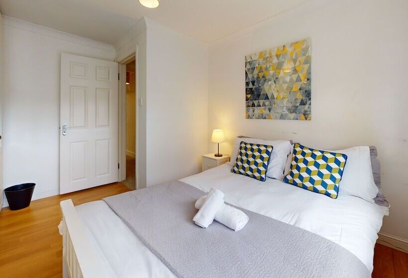 住所  Charming 5 Bed House In Grays