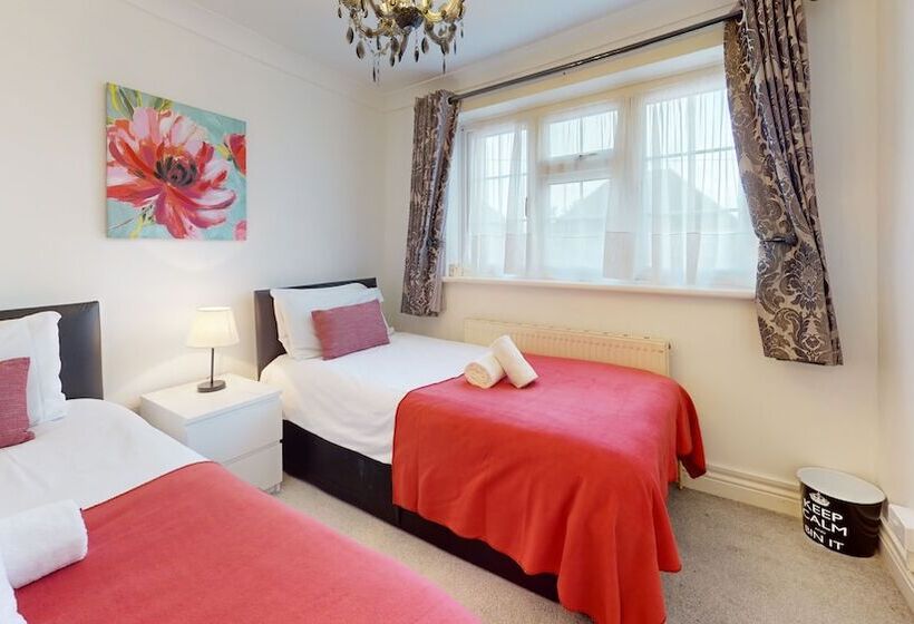 住所  Charming 5 Bed House In Grays