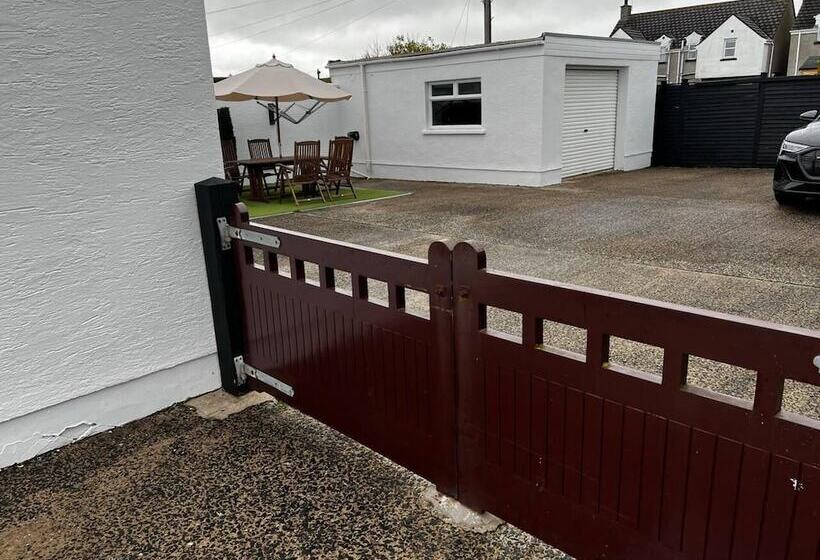إقامة Immaculate Sea View 4 Bed House In Portstewart