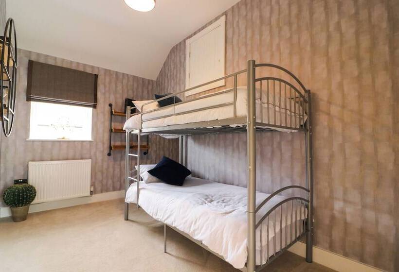 住所  Northumberland Luxury Stays   The Chivits