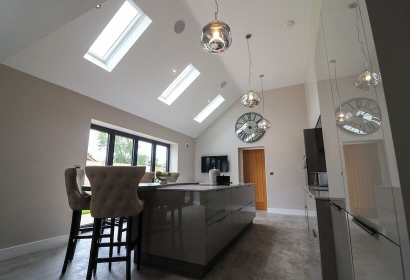 住所  Northumberland Luxury Stays   The Chivits