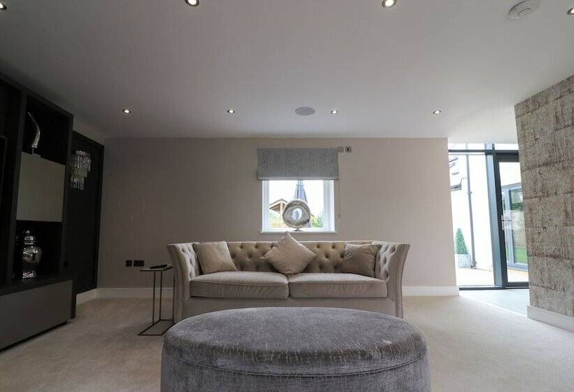 住所  Northumberland Luxury Stays   The Chivits
