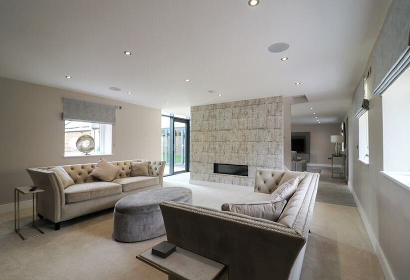 住所  Northumberland Luxury Stays   The Chivits