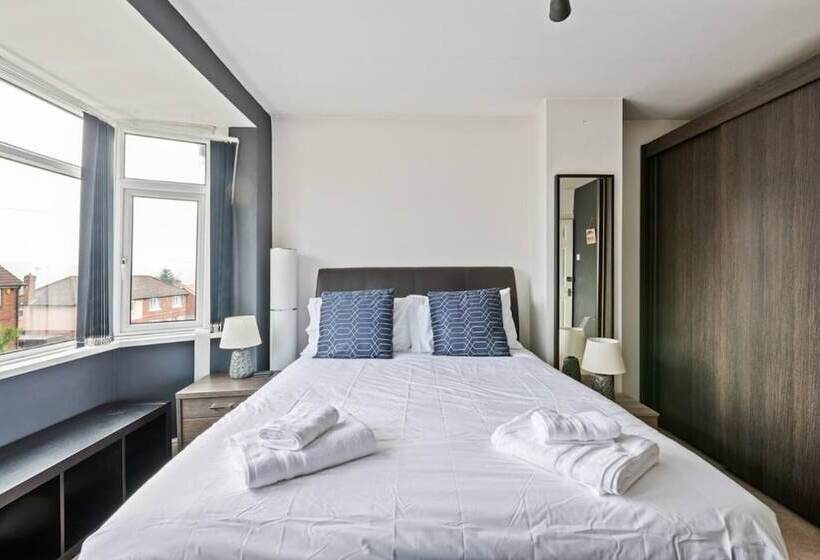 住所  Stunning 5 Bed House In Leeds Contractors Welcome