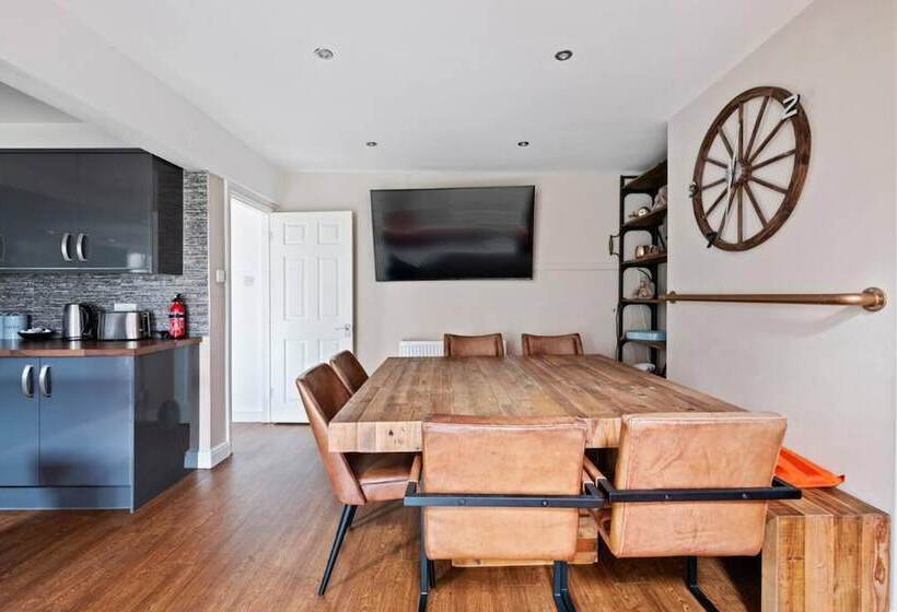 住所  Stunning 5 Bed House In Leeds Contractors Welcome