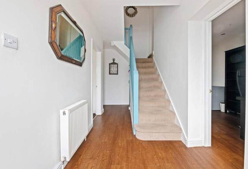 住所  Stunning 5 Bed House In Leeds Contractors Welcome