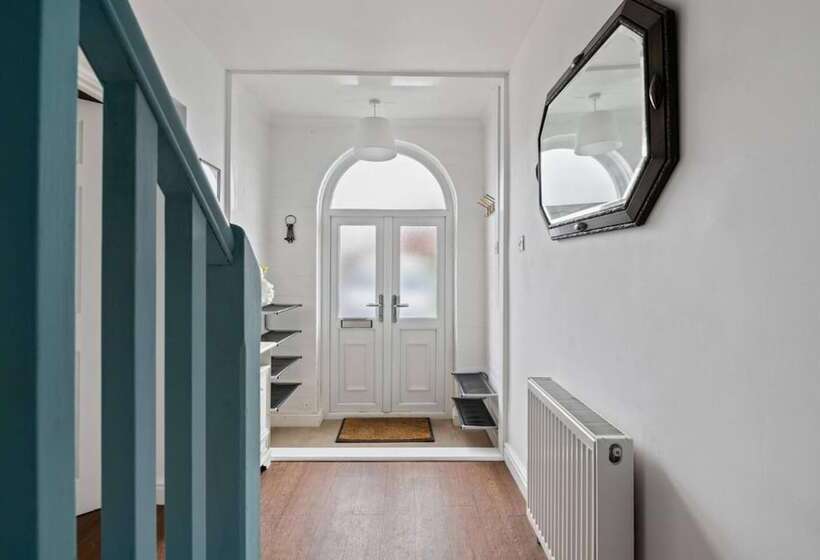 住所  Stunning 5 Bed House In Leeds Contractors Welcome