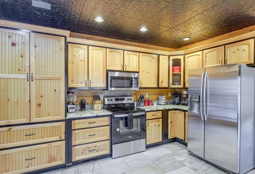 Sevierville Sanctuary   Huge Game Room & Hot Tub!