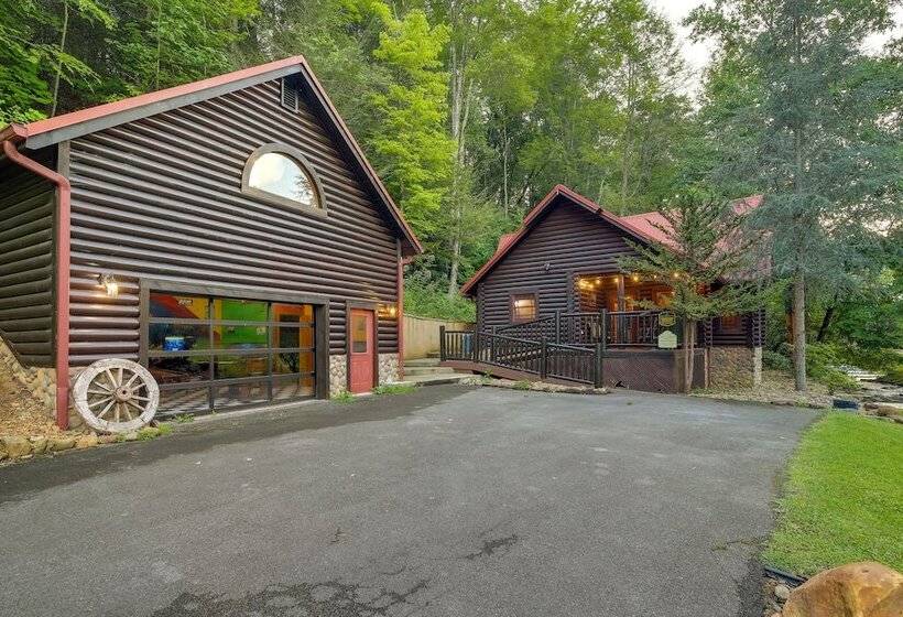 Sevierville Sanctuary   Huge Game Room & Hot Tub!