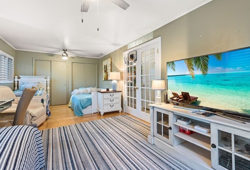 Siesta Key Oasis W/ Outdoor Pool + Screened Lanai!
