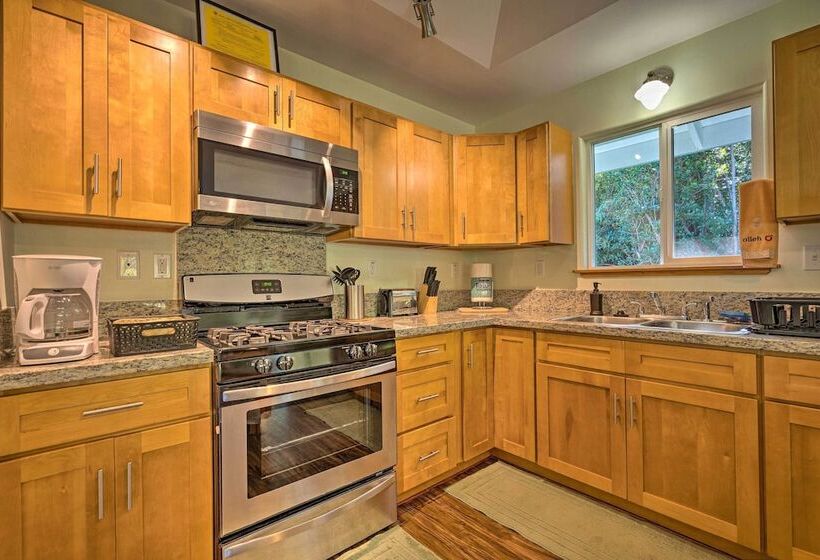 Big Island Paradise  Hawaiian Retreat W/ Patio!