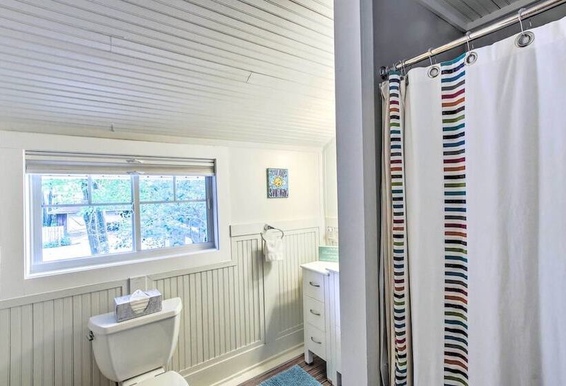 Crystal Lake Cottage: Kayaks & Fire Pit!