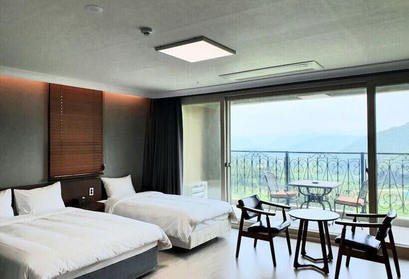 Отель Baekhak Jayuro Resort