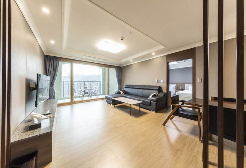 Отель Baekhak Jayuro Resort
