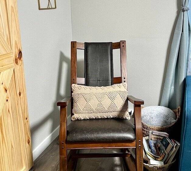 Log Cabin In Heart Of Anchorage