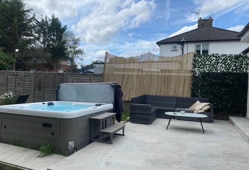 דירת נופש Lovely 3 Bed House In Potters Bar Jacuzzi & 75inch
