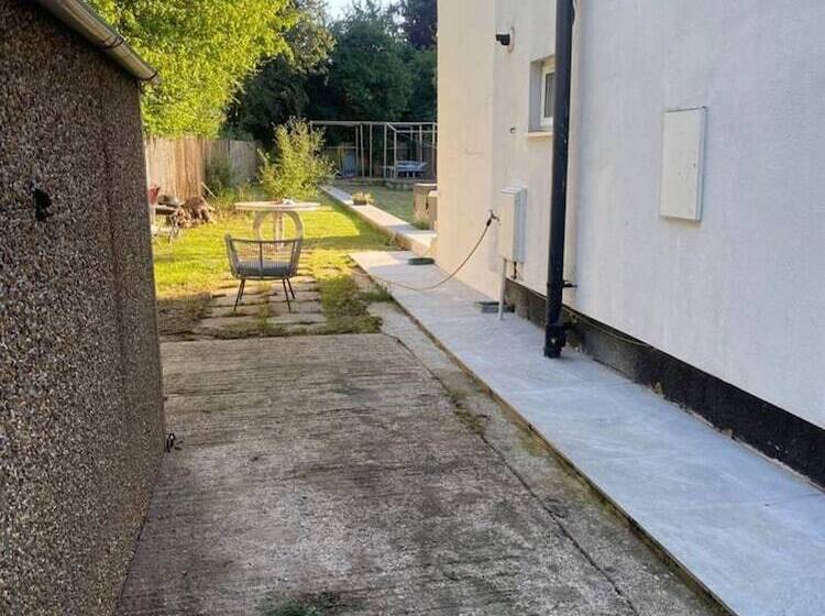 דירת נופש Lovely 3 Bed House In Potters Bar Jacuzzi & 75inch