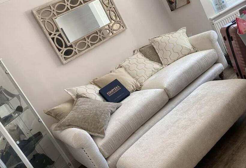 דירת נופש Lovely 3 Bed House In Potters Bar Jacuzzi & 75inch