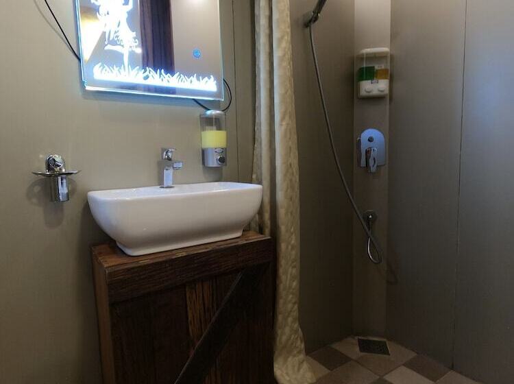 فندق Out Of Box Living