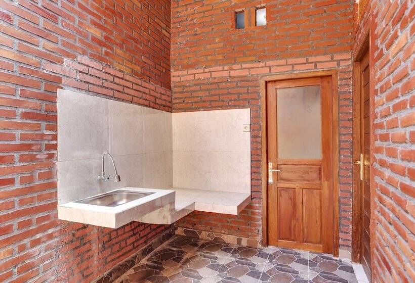 Отель Spot On 90882 Sari Homestay Near Garuda Wisnu Kencana