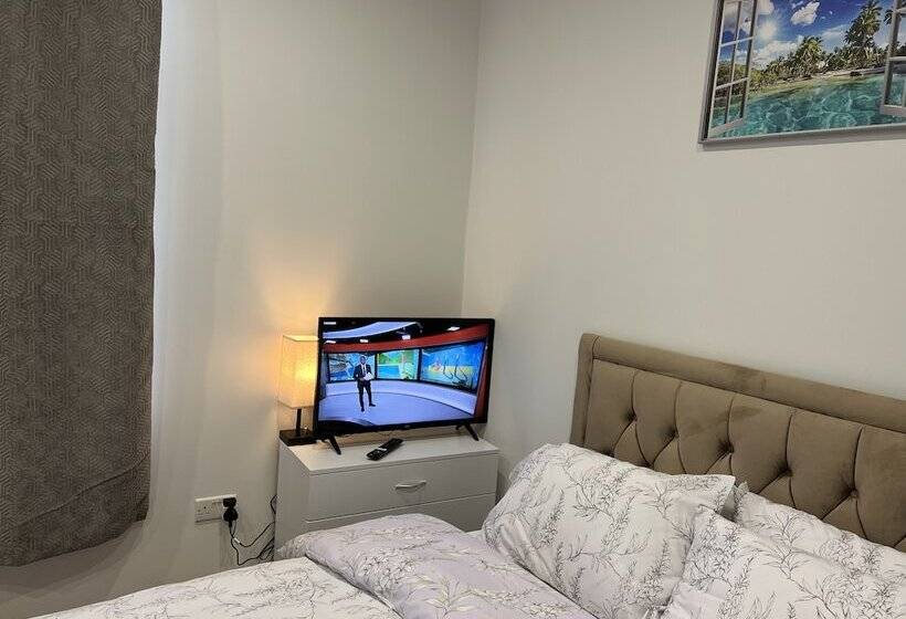 ペンション Park View Residence Northolt   Near Tube