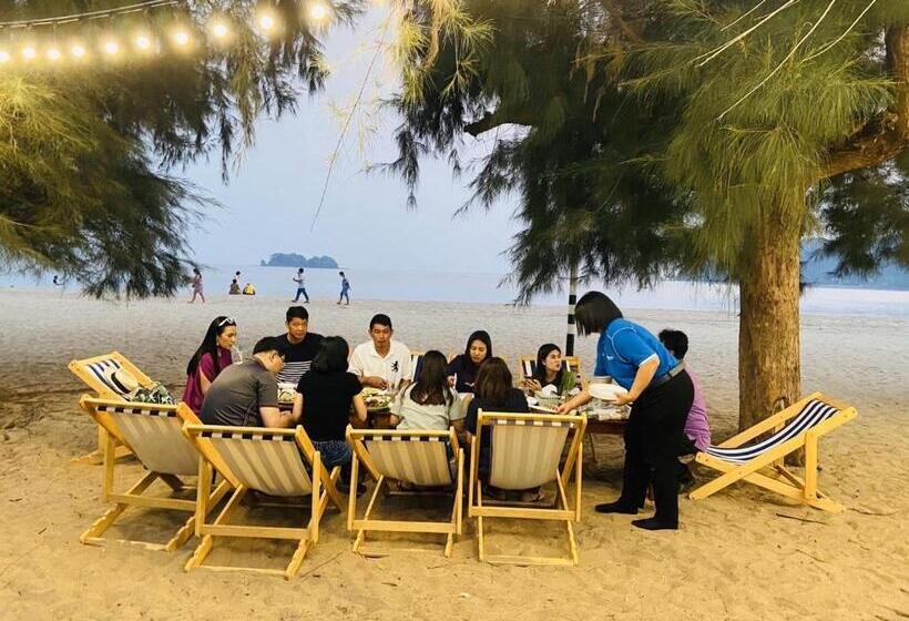 هتل Laemsing Natural Beach Resort