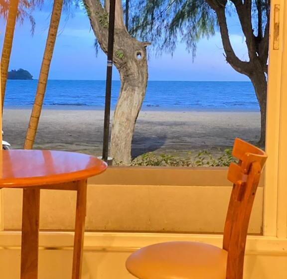 هتل Laemsing Natural Beach Resort
