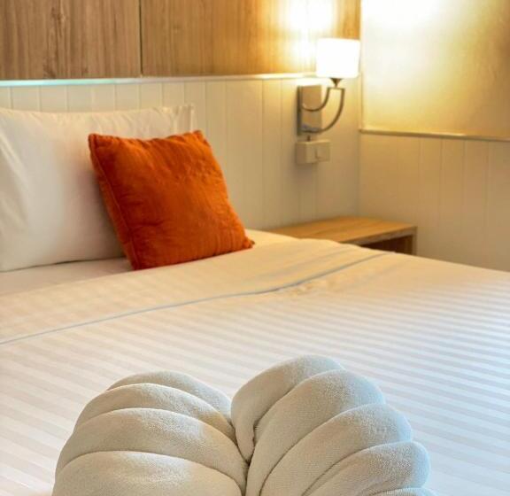 هتل Laemsing Natural Beach Resort
