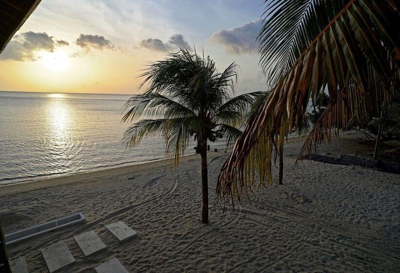 هتل Luna Beach Luxury Boutique Beach Front Resort