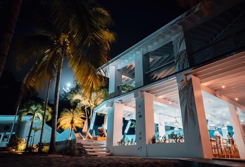 هتل Luna Beach Luxury Boutique Beach Front Resort
