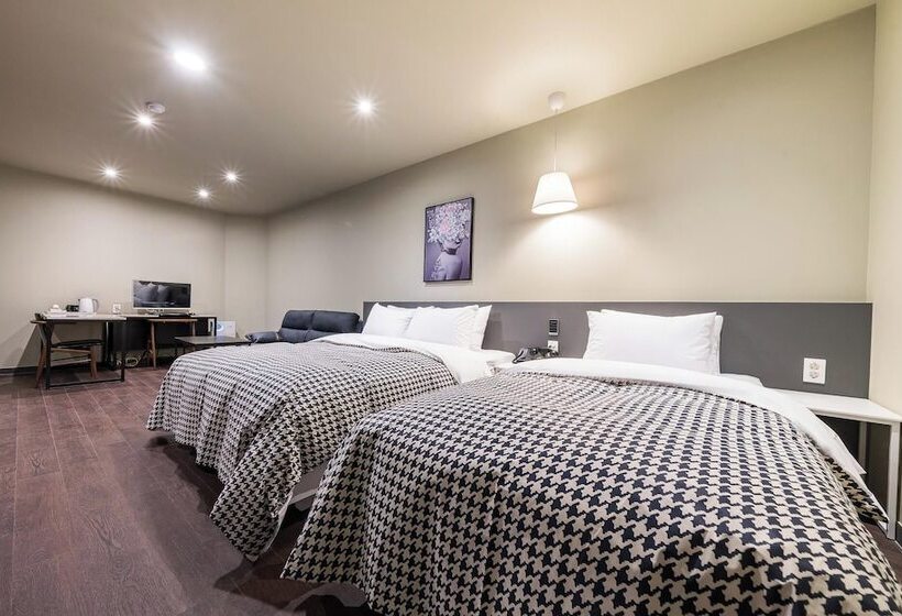 모텔 Suwon Guundong Hotel And