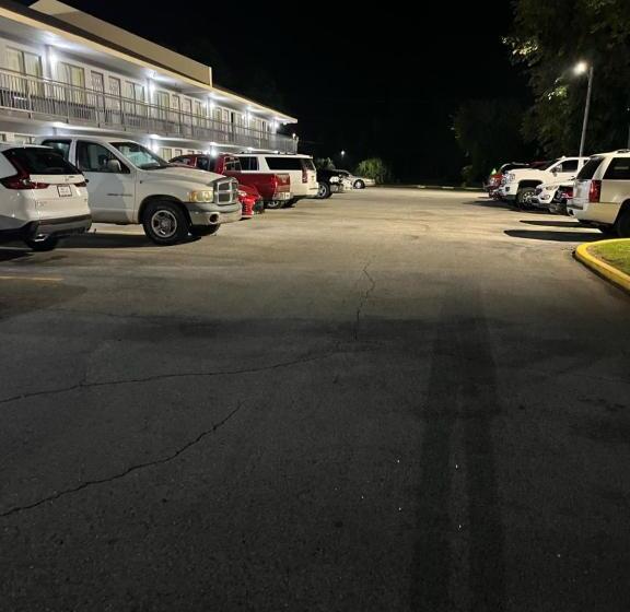 فندق Hallmarc Inn