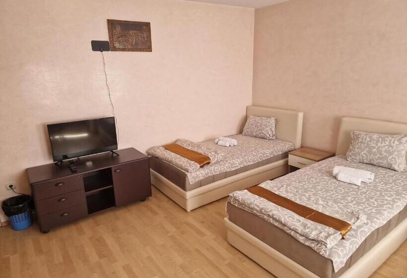 پانسیون Saradis