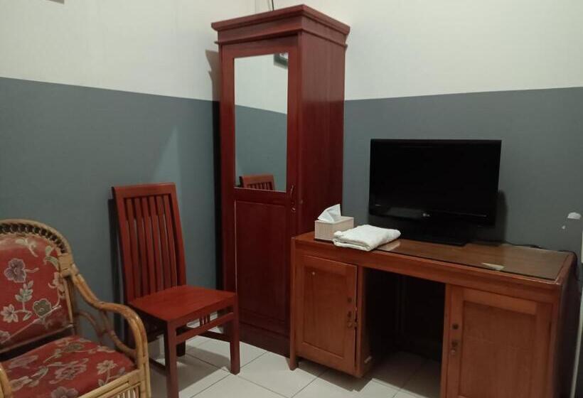 فندق Oyo 93117 Penginapan Tiga Dara
