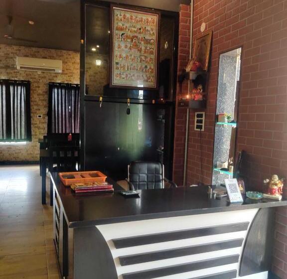 ホテル Oyo Kaustubh Restaurant And Lodge