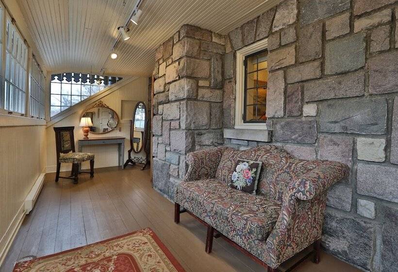Отель Stone Chalet Bed & Breakfast Inn