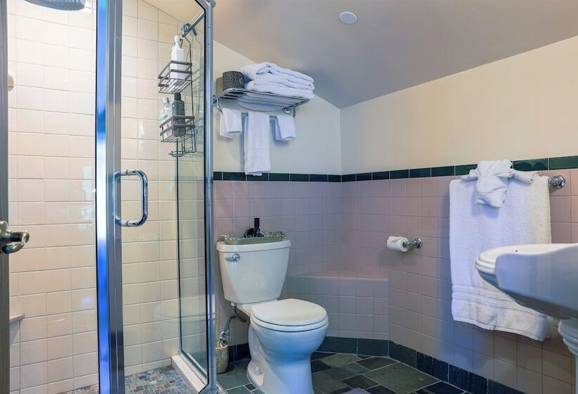Отель Stone Chalet Bed & Breakfast Inn