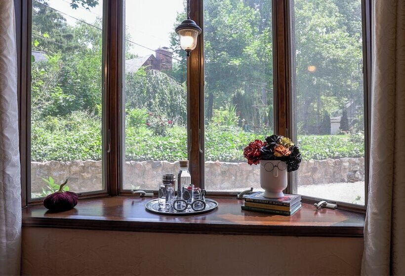 Отель Stone Chalet Bed & Breakfast Inn