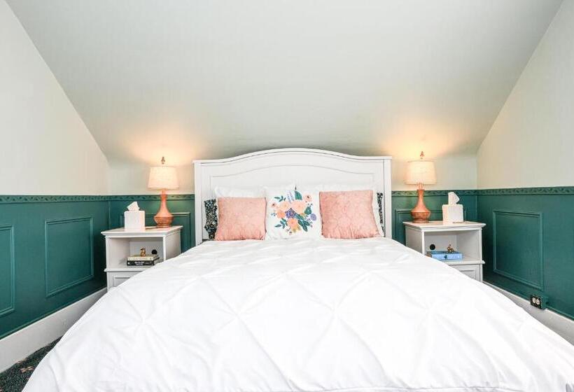 Отель Stone Chalet Bed & Breakfast Inn