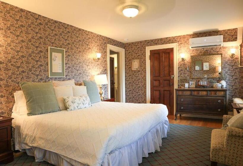 Отель Stone Chalet Bed & Breakfast Inn