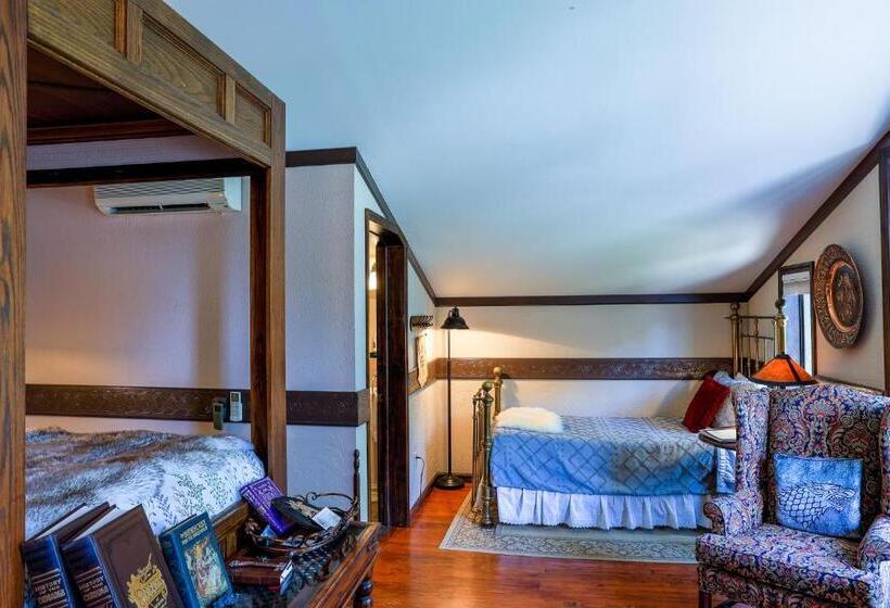Отель Stone Chalet Bed & Breakfast Inn